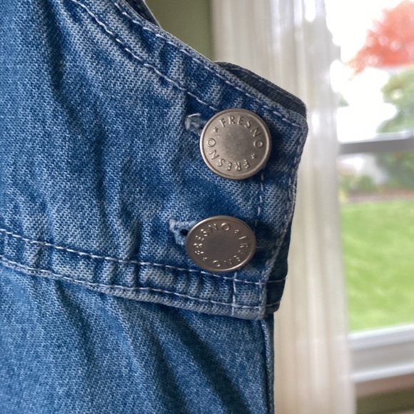 Fresno denim jumper with 2 buttons on either side. 2 front pockets. Size M - Picture 3 of 10